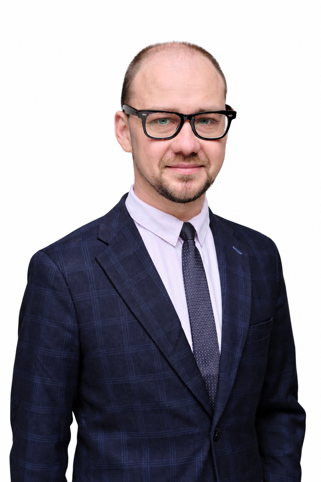 David Grygárek v tmavě modrém obleku, barevný portrét na bílém pozadí